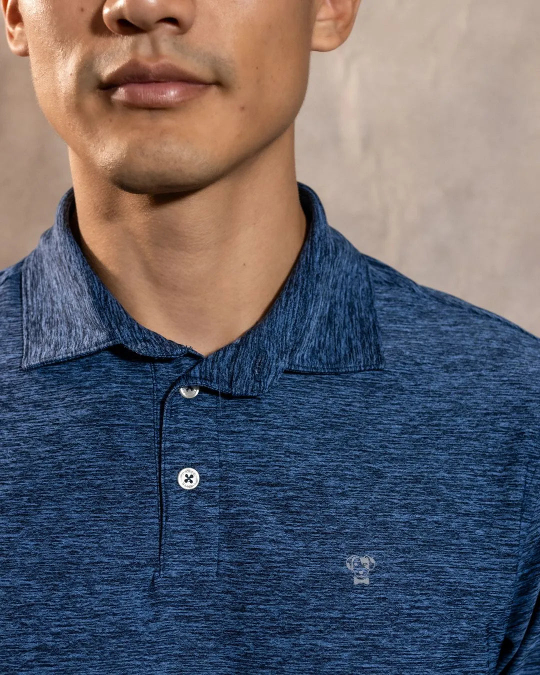 Polo Performance Antiarrugas Azul Jaspe para hombre marca DANTE tallaje regular fit foto logo