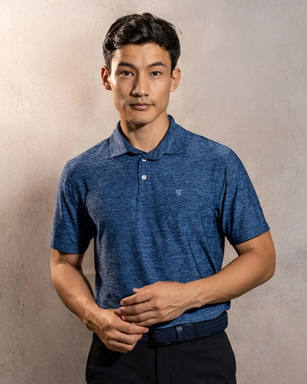 Polo Performance Antiarrugas Azul Jaspe para hombre marca DANTE tallaje regular fit foto modelo