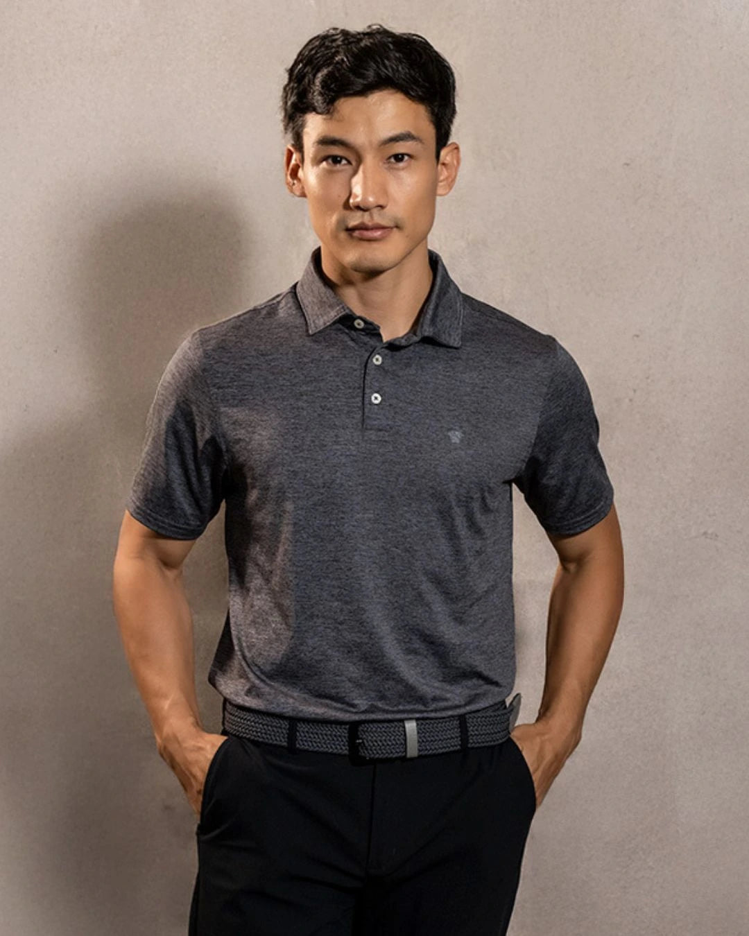 Polo Performance Antiarrugas Gris Jaspe para hombre marca DANTE tallaje regular fit foto modelo